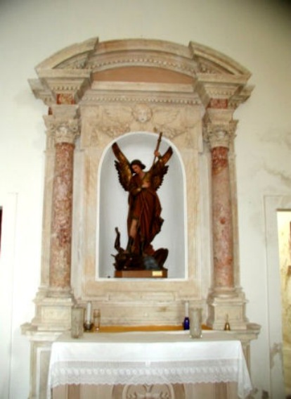 Chiesa di S. Michele a Lucoli Alto: statua di S. Michele sull'Altare Maggiore