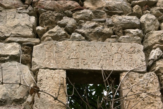 Macchia da Borea: iscrizione antica su un architrave