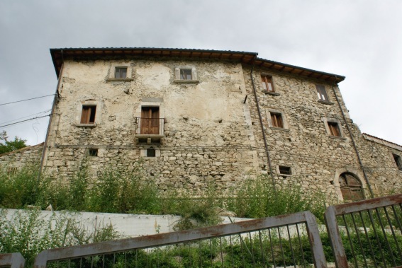 Macchia da Sole di Valle Castellana (Te): il Palazzo Spagnolo