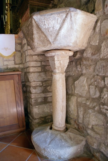 Chiesa di S. Silvestro a Miano (Teramo): acquasantiera con piedestallo