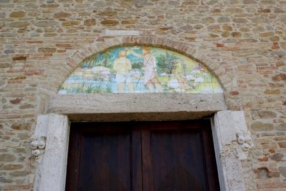 Chiesa parrocchiale di S. Giovanni Battista a Molviano di Campli: ceramica nella lunetta