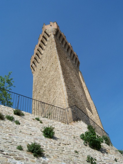 Montegualtieri: la torre triangolare