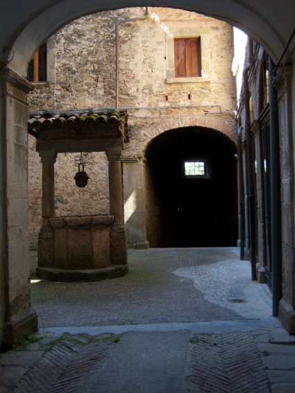 Montereale: pozzo nel palazzo Farnese-Cassani