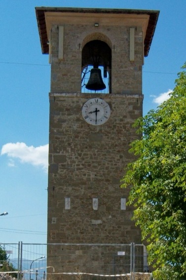 Montereale: la medievale Torre municipale riportante lo stemma dei Medici