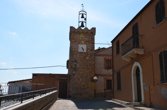 Montone di Mosciano S.Angelo (Te): torre della cinta muraria
