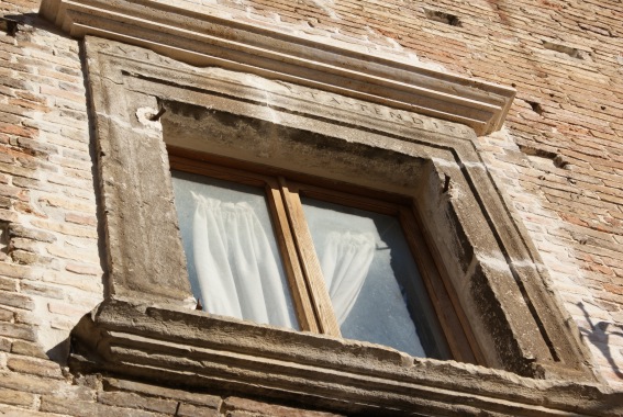 Morro D'Oro (Te): finestra ed incisione nel cinquecentesco palazzo del feudatario
