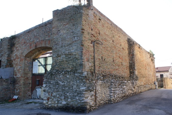 Morro D'Oro (Te): resti delle mura del castello