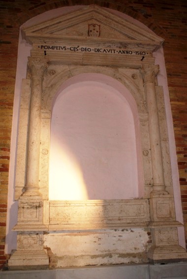 Chiesa di S.Salvatore a Morro d'Oro (Te): altare datato 1560