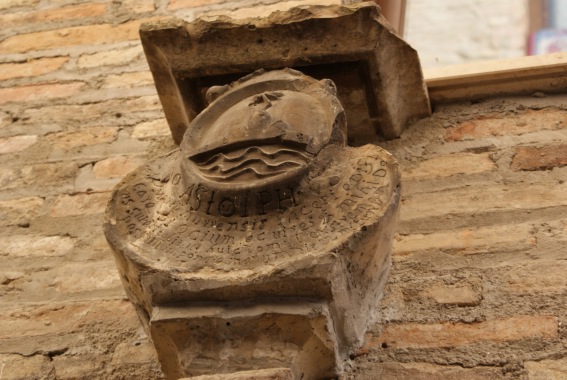 Morro D'Oro (Te): stemma in laterizio del 1608