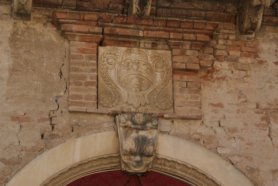 Morro D'Oro: stemma araldico del 1879 sulla casa canonica (ex propriet di Costantino Ettorre)