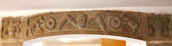Padula di Cortino (Te): architrave decorato (casa Di Carlantonio)