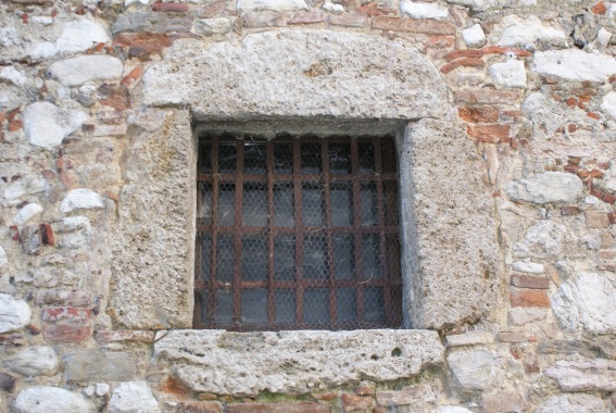 Piano Risteccio (Te): finestra incroniciata in pietra