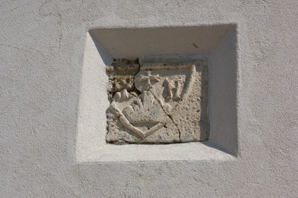 S. Pietro Apostolo a Piano San Pietro: lo stemma araldico sulla parete