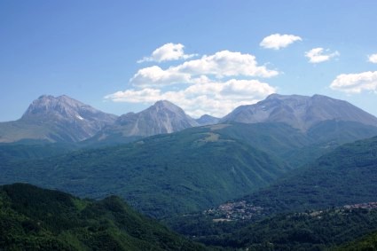 Piano Vomano di Crognaleto: vista della catena montuosa del Gran Sasso con in basso Alvi e Tottea