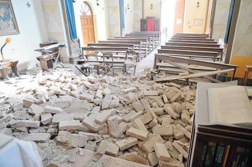 I danni causati dal terremoto 2009 nella chiesa di S.Anastasio a Poggio Cono di Teramo (Fonte: Il Centro del 25/11/2012)