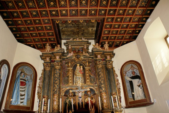 Chiesa di S.Maria Lauretana a Poggio Umbricchio di Crognaleto (Te): altare maggiore e soffitto ligneo
