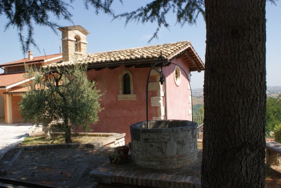 Ponzano di Civitella del Tronto (Te): chiesetta nella tenuta Gaspari-Basciani