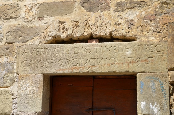 Prevenisco di Valle Castellana (Te) - Iscrizione su architrave "Avverti che Dio ti vede peccatore: 27 giugnio 1795"