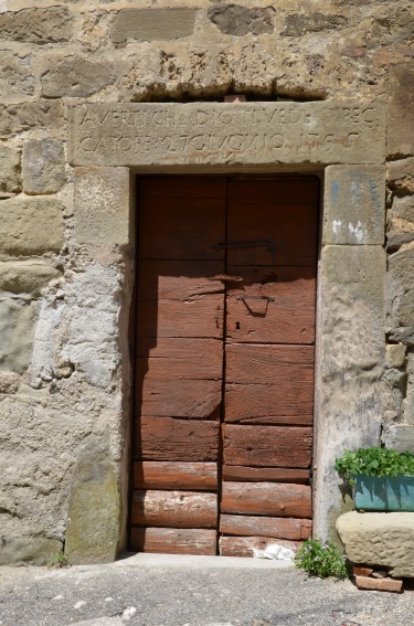 Prevenisco di Valle Castellana (Te) - Iscrizione su architrave "Avverti che Dio ti vede: peccatore 1795"