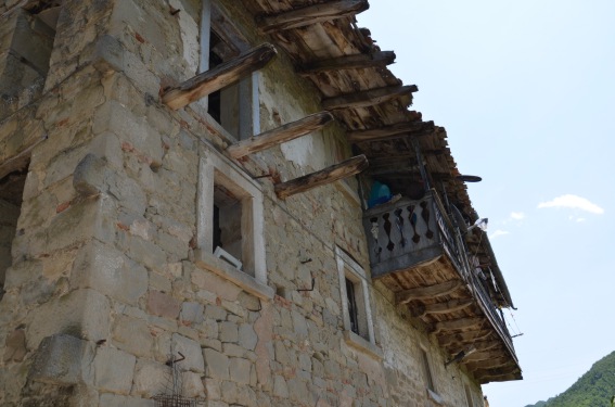 Prevenisco di Valle Castellana (Te): gafio (balcone ligneo costruito secondo antiche tecniche longobarde)
