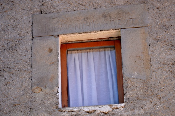 Prevenisco di Valle Castellana (Te) - Iscrizione su architrave: "Sine me nihil adest"