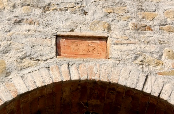 Chiesa di S.Stefano a Rapino (Teramo): "Factum 1886" graffito su mattone