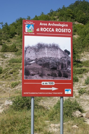 Rocca Roseto a Piano Roseto di Crognaleto: indicazione dell'area archeologica