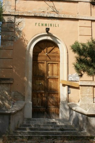 Scuola Elementare a S.Demetrio ne' Vestini (Aq): ingresso riservato (fino agli anni Sessanta del secolo scorso).
