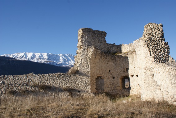 Il Castello-recinto di S.Eusanio Forconese (Aq)