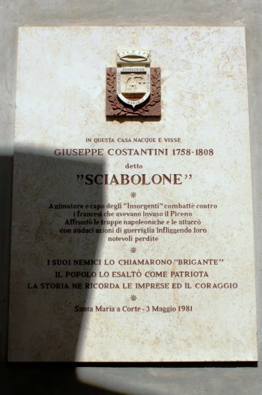 Lapide in commemorazione di Giuseppe Costantini detto Sciabolone a S.Maria a Corte (Ap), suo paese natale.