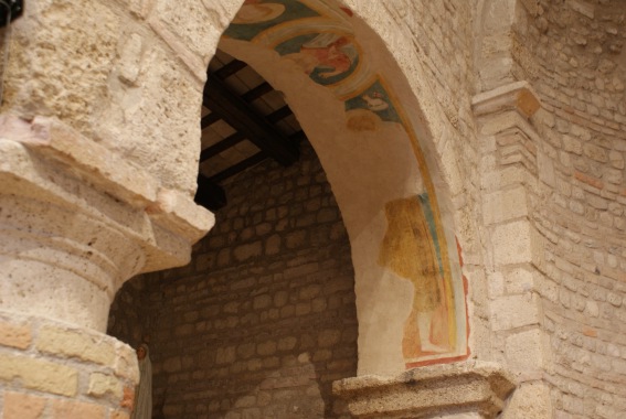 Chiesa di S.Maria a Vico a S.Omero (Te): affreschi nell'intradosso