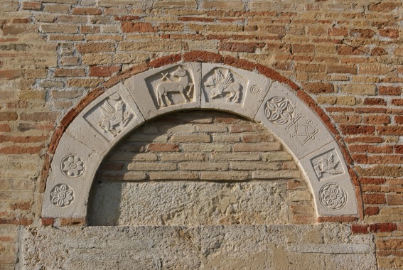 Chiesa di S. Maria a Vico a Sant'Omero: blocchi scolpiti sopra il portale