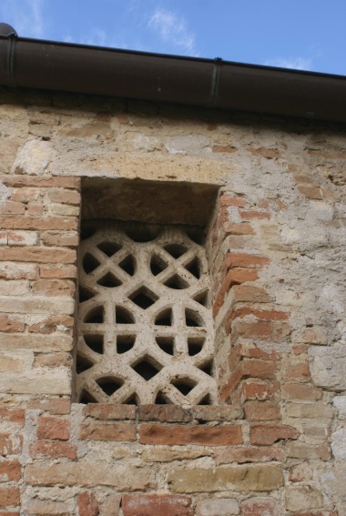 Chiesa di S. Maria a Vico a Sant'Omero: griglia in travertino