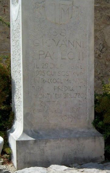 Sulla stele è inciso: "S.S. Giovanni Paolo II il 29 dicembre 1995 qui sostava in raccoglimento tra i prediletti monti d'Abruzzo. I cittadini di Camarda grati ricordano"