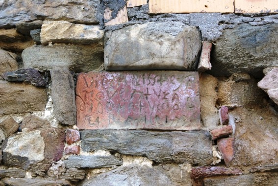 Santo Stefano di Torricella Sicura: scritta settecentesca graffita su mattone