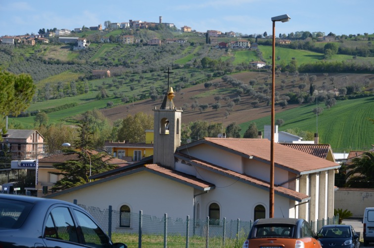 Chiesa della Madonna di Fatima a Salino di Trortoreto (Te) e, sulla collina, quella di Montone di Mosciano S.A:
