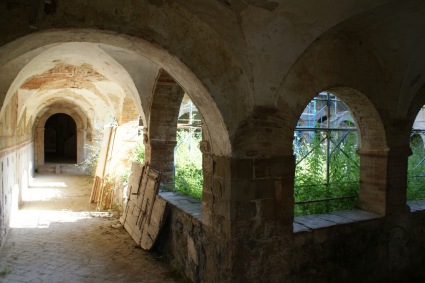 Convento di S. Bernardino a Campli: il porticato del chiostro