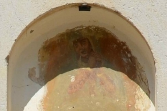 Chiesa di S.Massimo a San Massimo di Isola del G.Sasso (Te): resti dell'affresco in facciata.