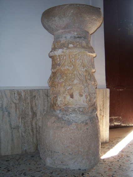 San Mauro di Bellante: antico piedestallo per acquasantiera nella chiesa di S.Mauro