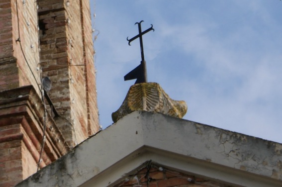 Chiesa di Santa Croce a Sant'Atto di Teramo: antico capitello collocato sul culmine del tetto