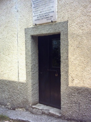 Eremo di Santa Colomba: la porta di ingresso della chiesetta