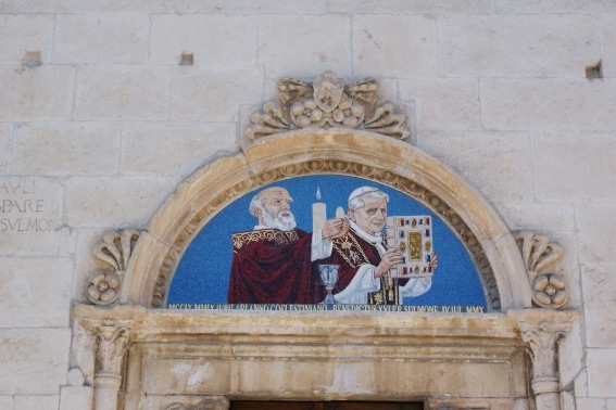 Basilica di San Panfilo a Sulmona: lunetta del portale secondario con la raffigurazione di Papa Benedetto XVI