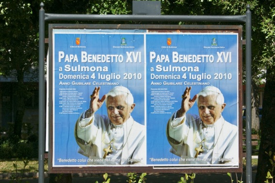 Sulmona: manifesti in occasione della visita di Papa Benedetto XVI