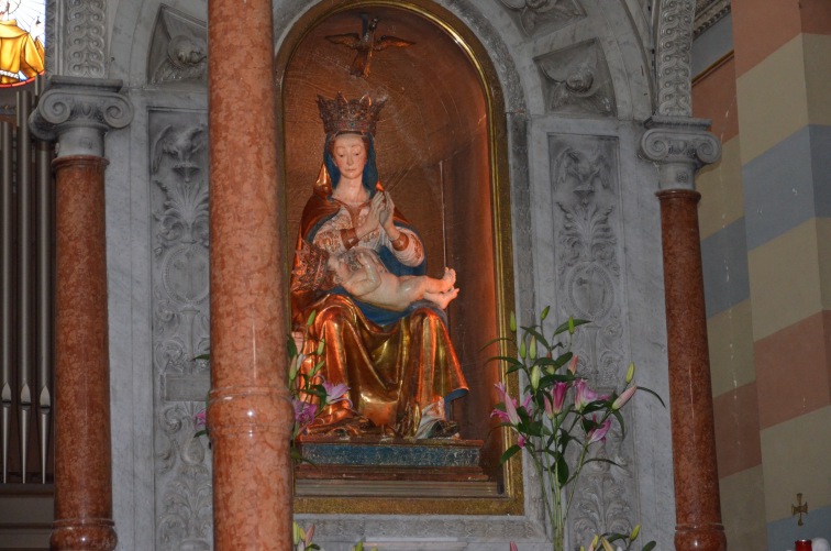 Santuario della Madonna delle Grazie a Teramo: statua lignea policroma XV secolo