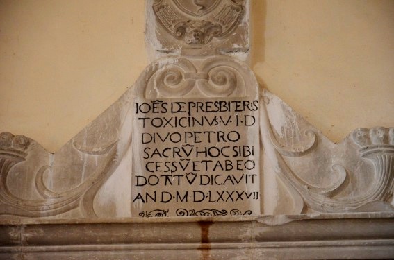 Chiesa di S.Sinforosa a Tossicia (Te): iscrizione su monumento funebre rinascimentale