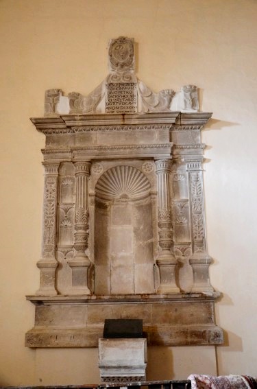 Chiesa di S.Sinforosa a Tossicia (Te): Monumento funebre rinascimentale