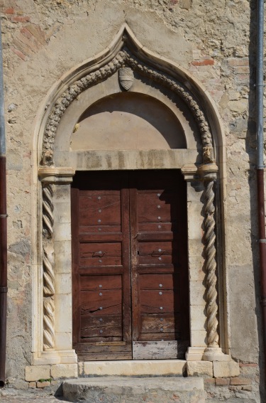 Chiesa di S.Sinforosa a Tossicia (Te): portale laterale