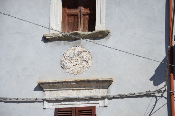 Tossicia (Te): decoro su edificio nei pressi della chiesa di S.Sinforosa