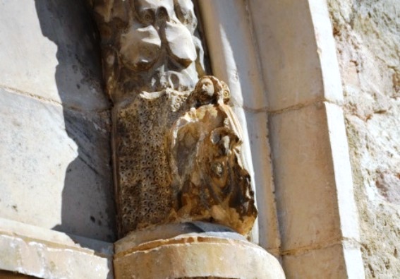 Chiesa di S.Sinforosa a Tossicia (Te): statuetta della Madonna sul portale laterale