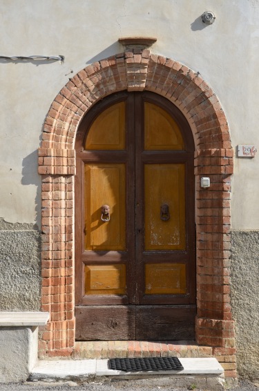 Trignano di Isola del G.Sasso (Te): portale di un'abitazione
